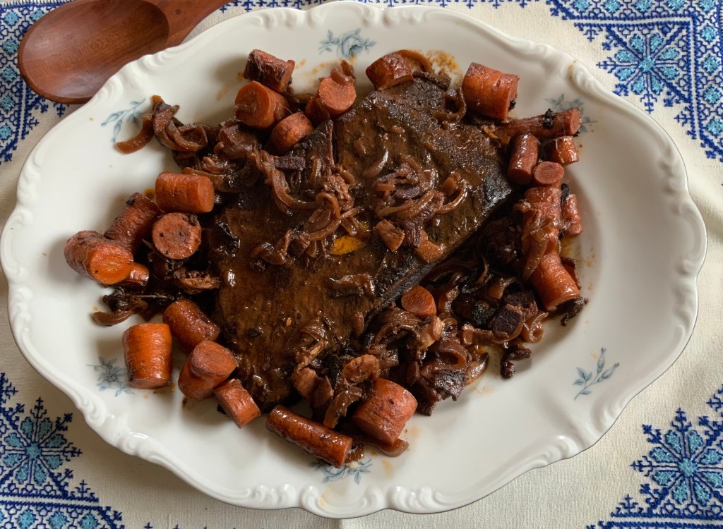 Poitrine de bœuf braisée au vin rouge et lardons ~ Braised Beef Brisket with red wine and&nbsp;lardons