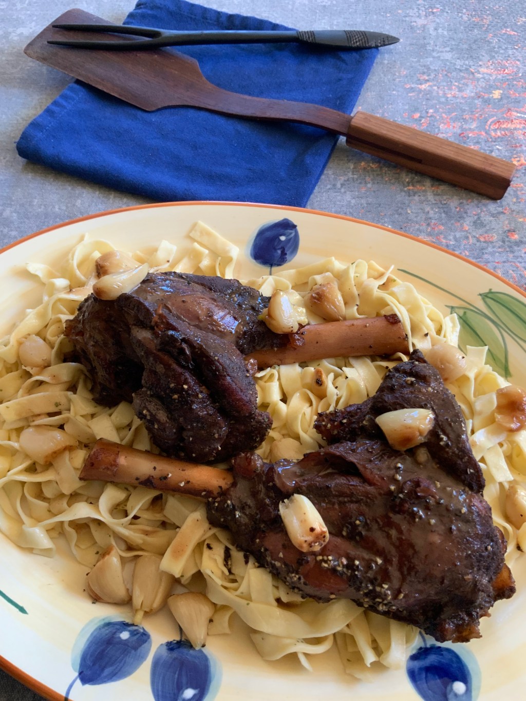 Souris d’agneau braisée, l’ail façon confit ~ Braised lamb shanks with confit-style garlic