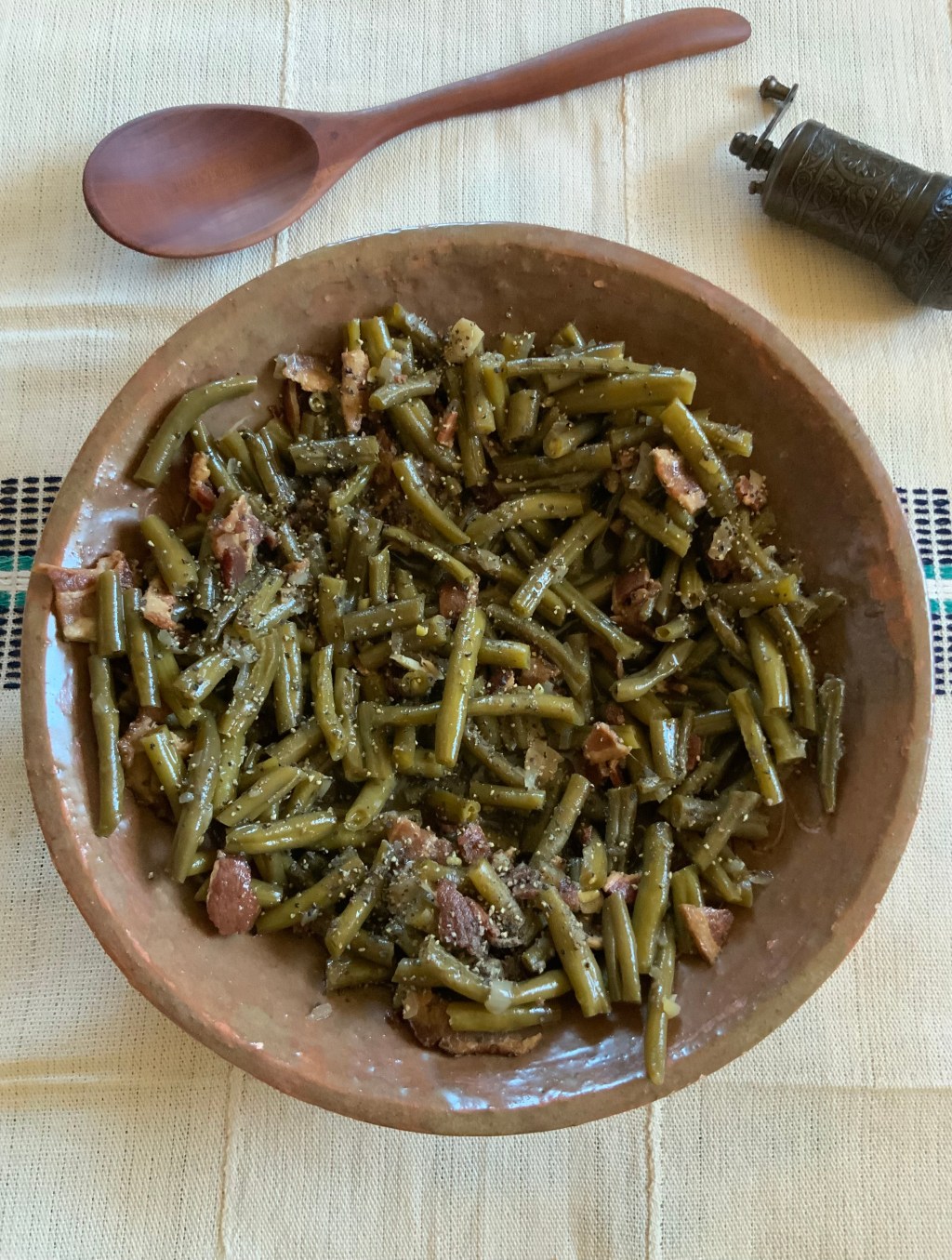 Slow-simmered fasolakia with bacon and lemon